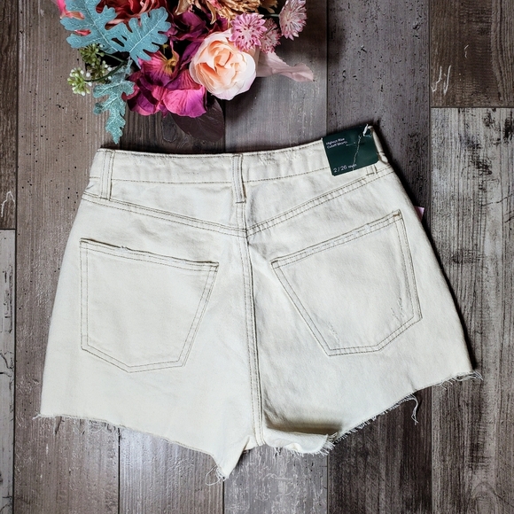 NWT Wild Fable Women's Super-High Rise Cut-Off Jean Shorts Off-White Size 2/26 - Picture 4 of 16